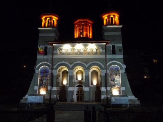 biserica iluminata cu proiectoare led